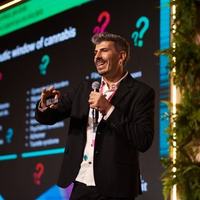 Palestra em um dos palcos do Summit